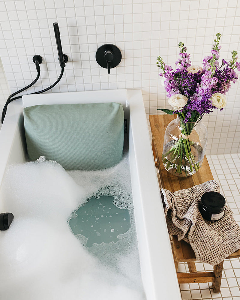 Grünes Badesofa Rückenkissen (Size Medium) in einer Badewanne, mit eckiger Innenform.