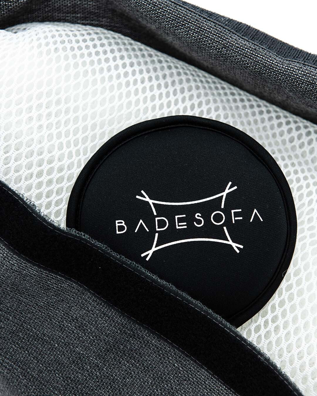 Nahaufnahme eines am Klettverschluss geöffneten Badesofas, in dem das Innenkissen und das Sandgewicht stecken.