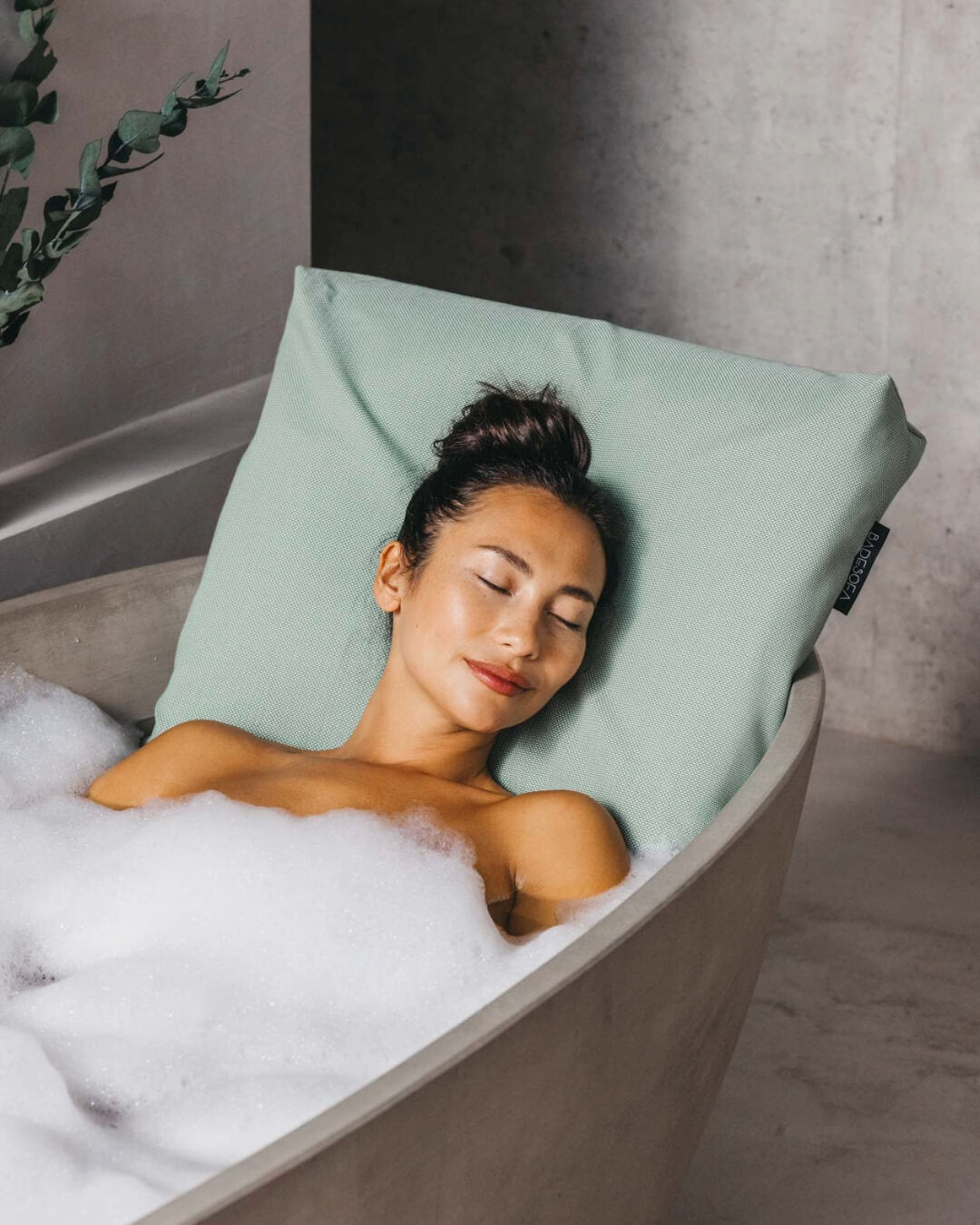 Frau badet mit Badesofa Rückenkissen (Farbe Grün / Größe Large) in freistehender, großer Badewanne $ Freistehende Badewanne | Size Large | Grün