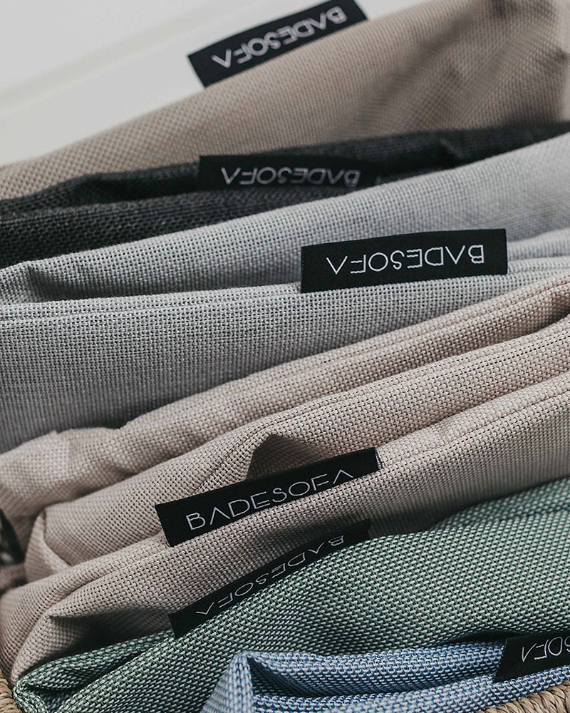 Nahaufnahme der sechs Badesofa Oberstoffe.