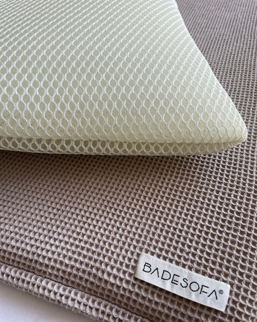 Detailaufnahme des Innenpolsters eines Saunakopfkissens aus 3D-Mesh. $ Inlay Kopfkissen