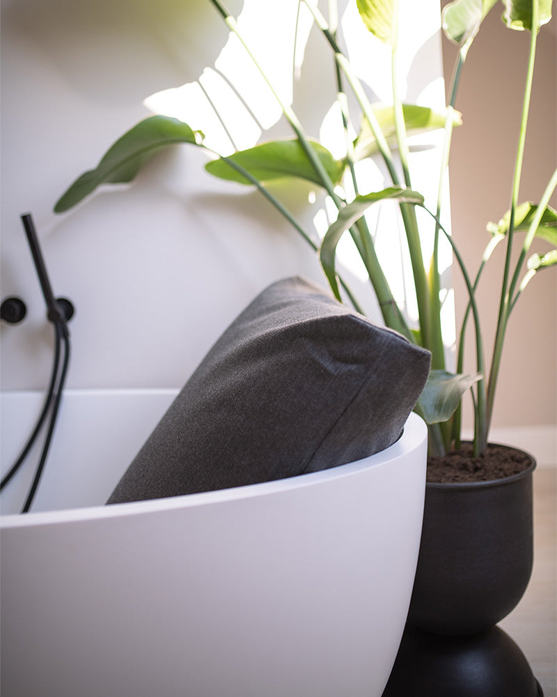 Nahaufnahme eines Anthrazit Badesofa Rückenkissen (Size Large) in einer freistehenden Badewanne. 