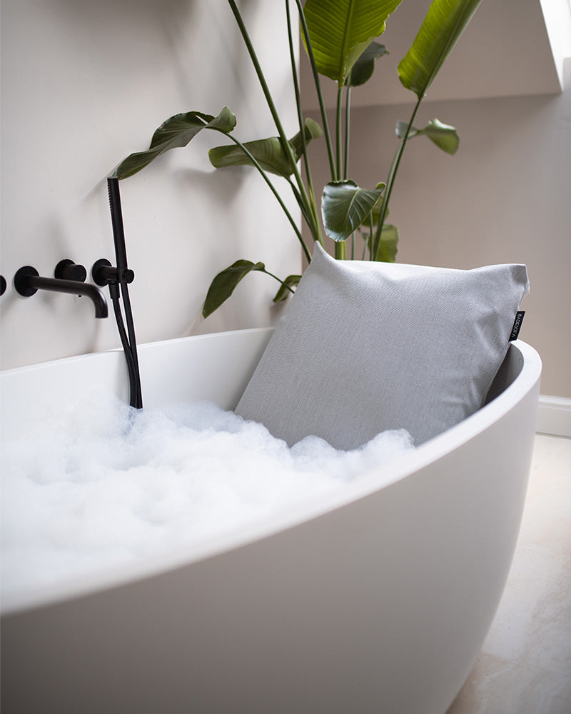 Graues Badesofa Rückenkissen (Size Large) in einer freistehenden Badewanne. 