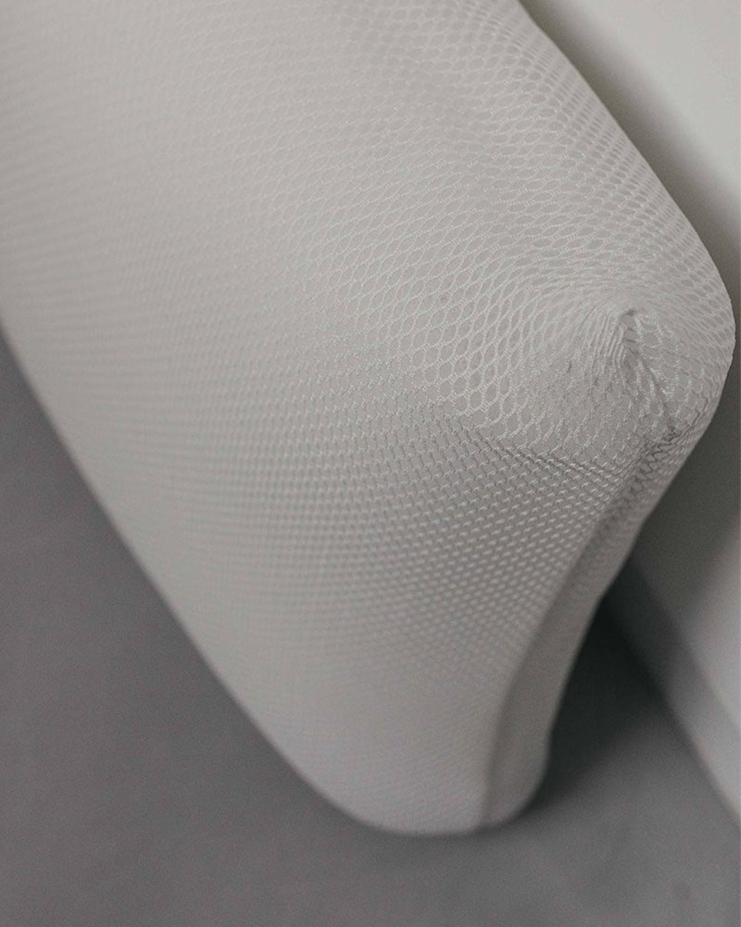 Detailaufnahme eines Badesofa Innenkissens aus wasserdurchlässigem 3D-Mesh.