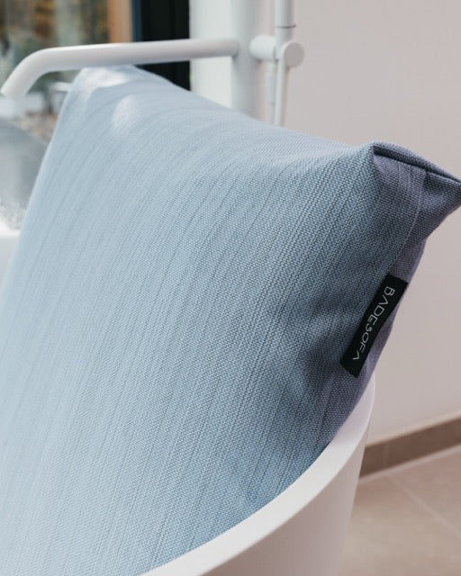 Nahaufnahme vom Rückenkissen Large in der Farbe Blau, die deutlich die Struktur des Outdooroberstoffs zeigt. 