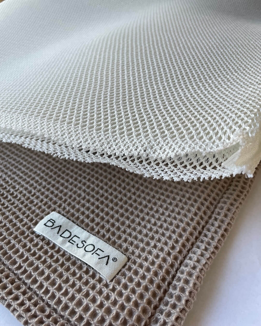 Detailaufnahme Inlay der Saunaauflagen aus 3D-Abstandsgewebe. $ Inlays Saunaauflagen