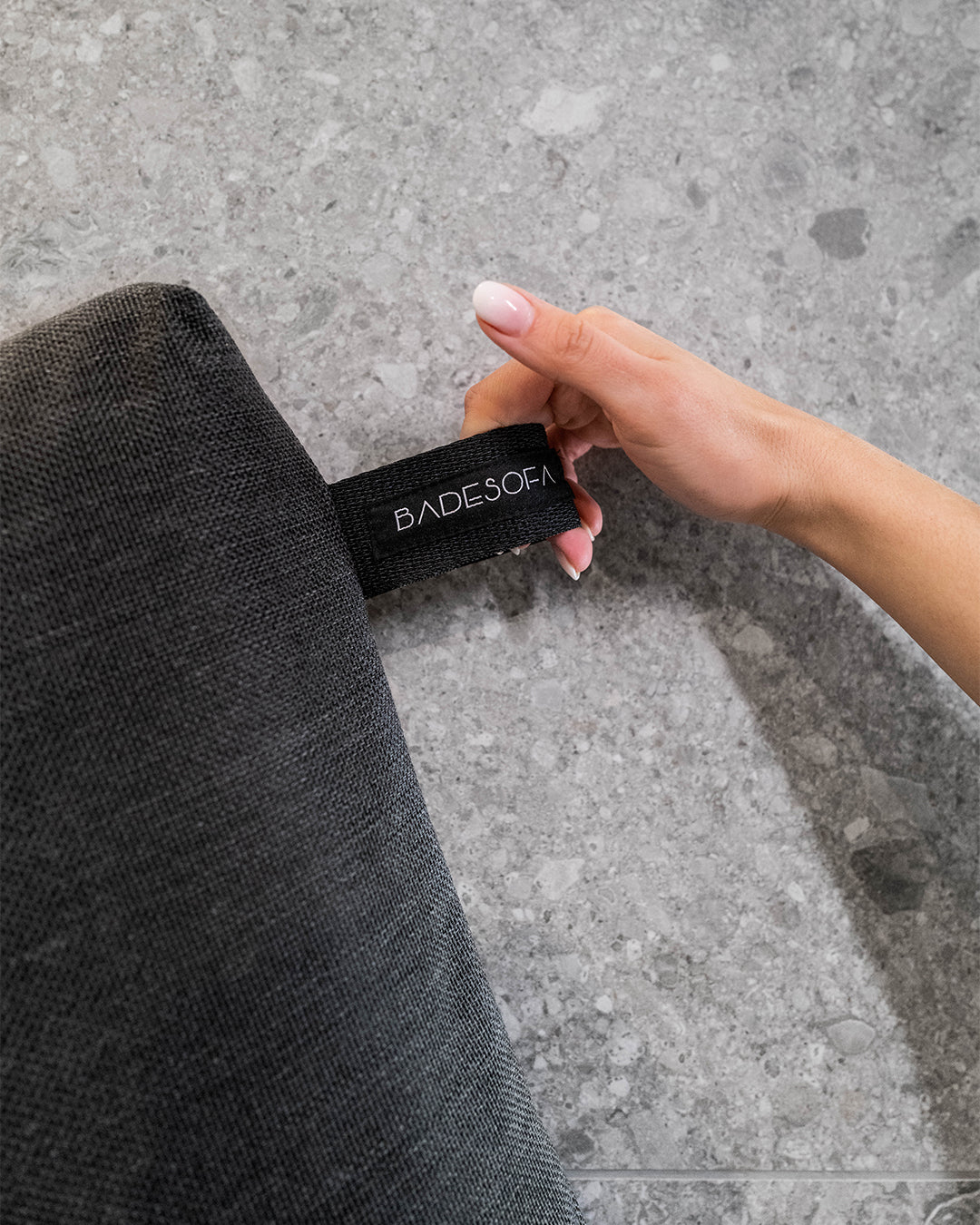 Nahaufnahme der Schlaufe zum Aufhängen des Badesofa Sitzkissens (Farbe: Anthrazit).